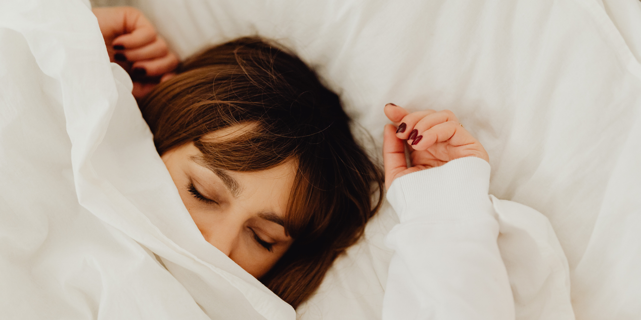 Waarom slapen misschien wel je slimste skincare stap is