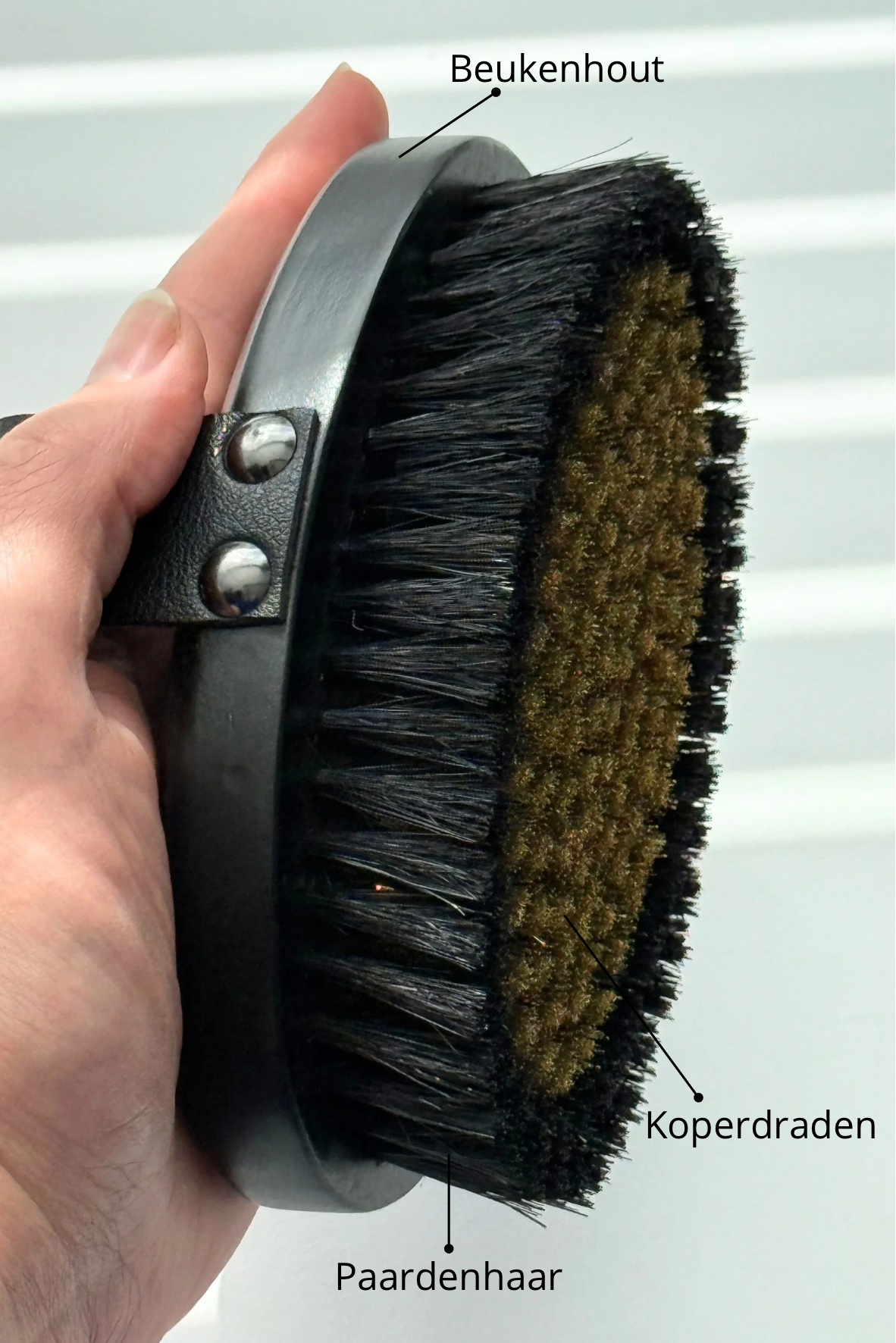 De droogborstel van Rosie's Naturals met beukenhout, koperdraden en paardenhaar