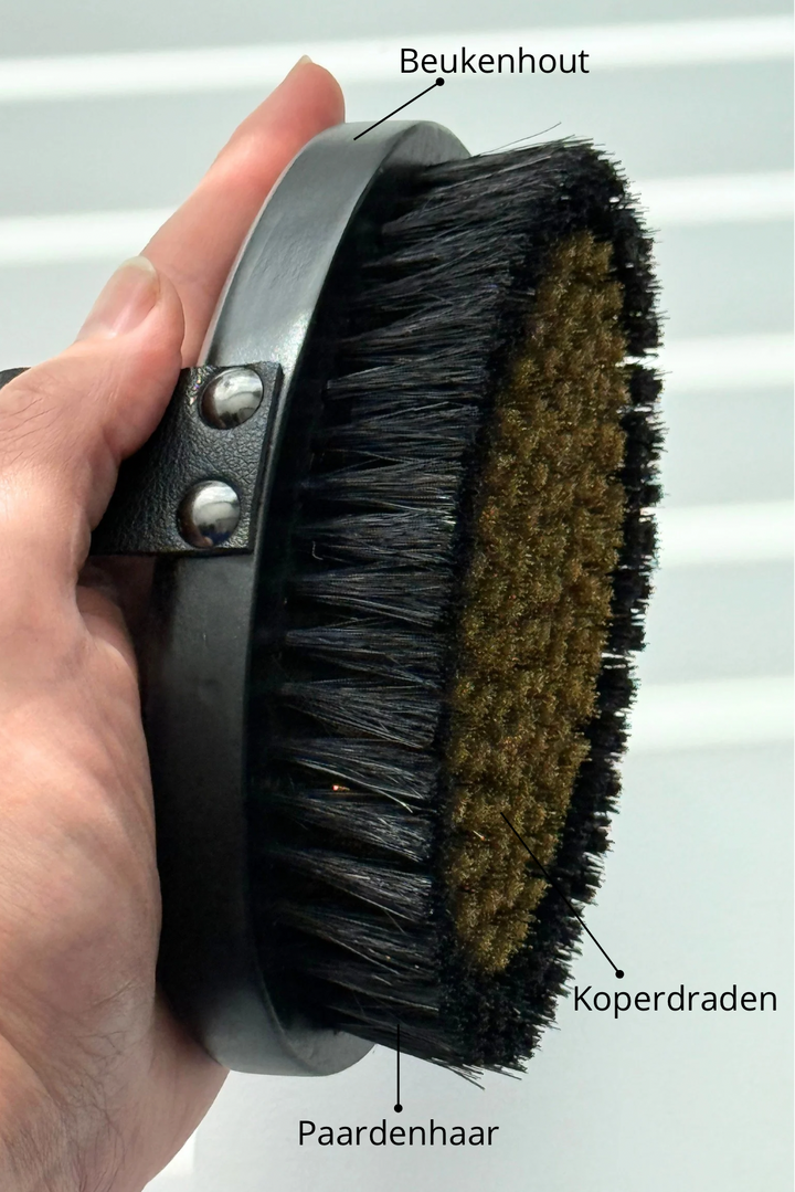 De droogborstel van Rosie's Naturals met beukenhout, koperdraden en paardenhaar
