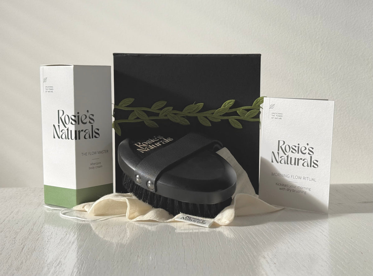 De inhoud van de Morning Flow Ritual kit van Rosie's Naturals staat uitgestald in zacht zonlicht