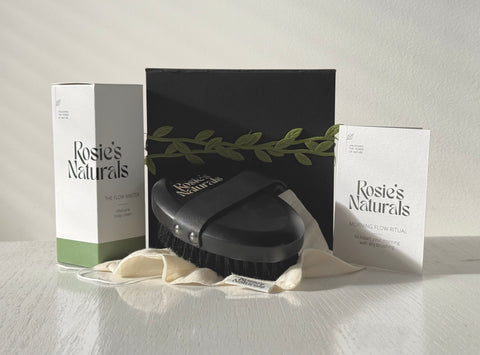 De inhoud van de Morning Flow Ritual kit van Rosie's Naturals staat uitgestald in zacht zonlicht
