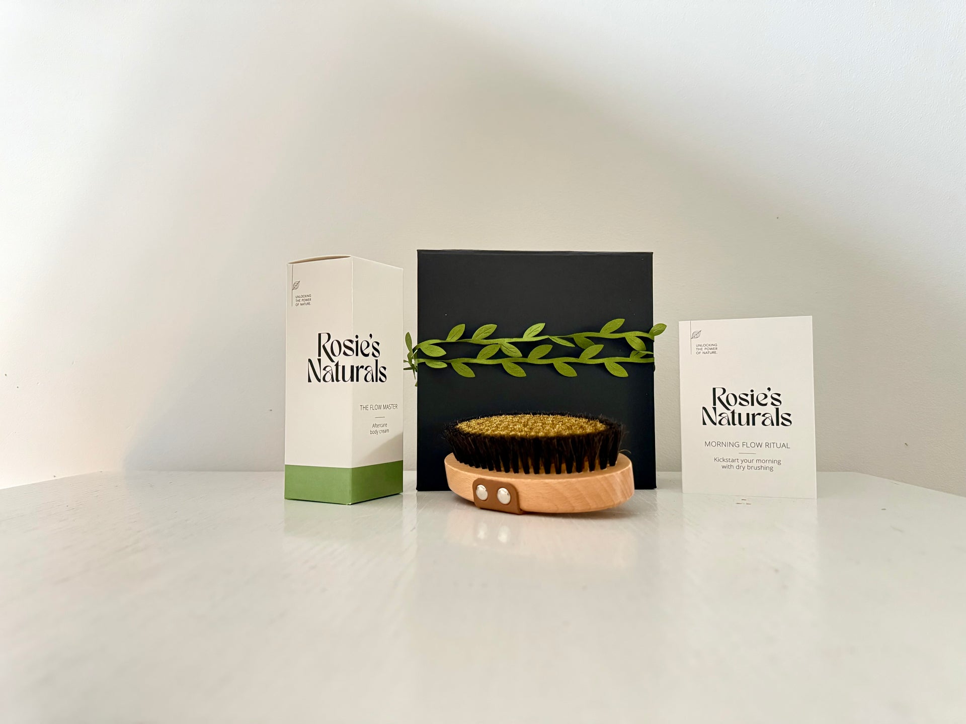 Morning Flow Ritual Giftset van Rosie's Naturals met The Flow Master aftercare body cream en een droogborstel