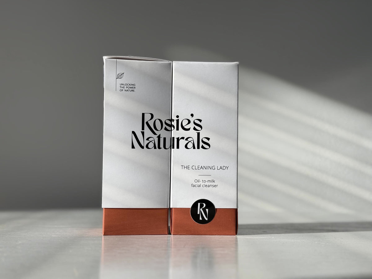 Twee doosjes van The Cleaning Lady, de cleansing oil van Rosie's Naturals, in het zonlicht