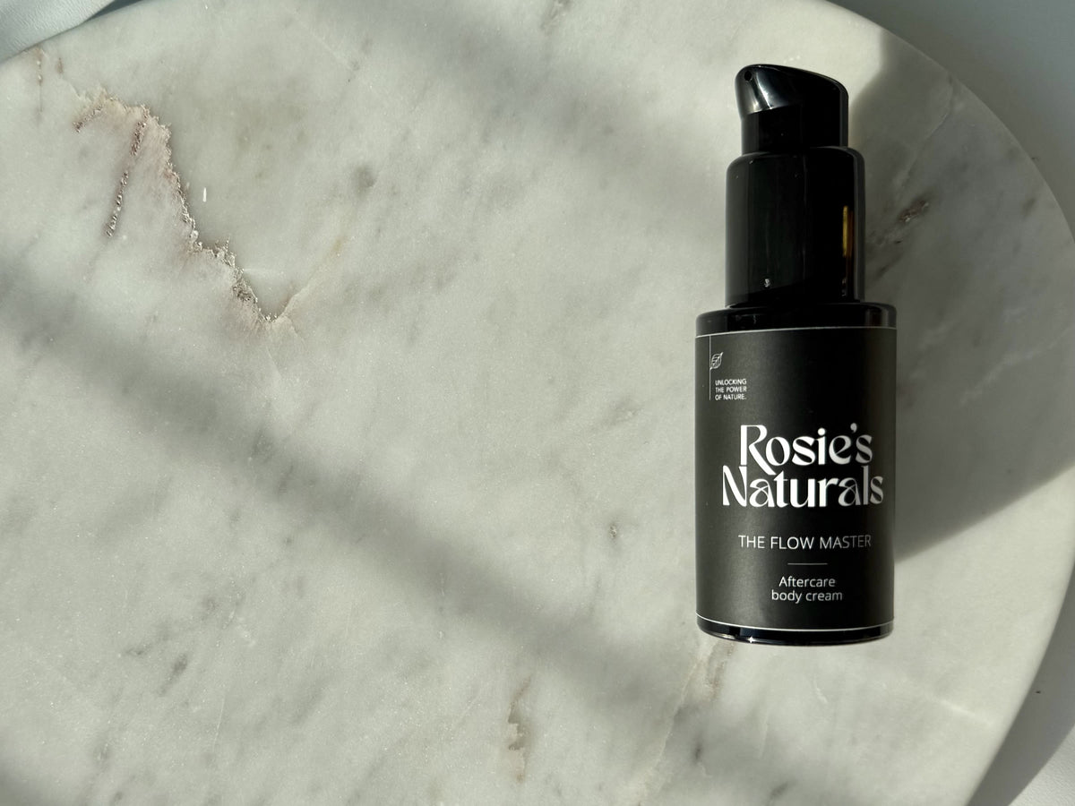 The Flow Master aftercare body cream van Rosie's Naturals op een marmeren plateau