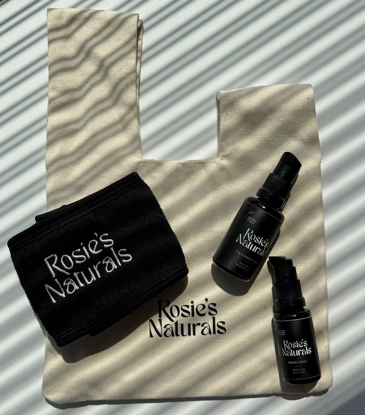 Flatlay foto van de travel glow bag van Rosie's Naturals