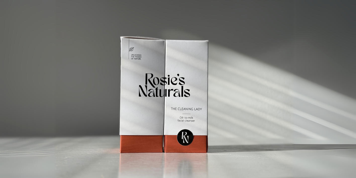 Verpakking van Rosie's Naturals waarbij het logo doorloopt als je 2 doosjes naast elkaar zet
