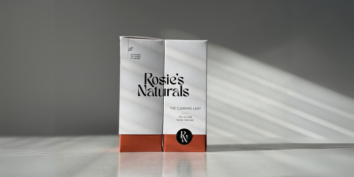 Verpakking van Rosie's Naturals waarbij het logo doorloopt als je 2 doosjes naast elkaar zet
