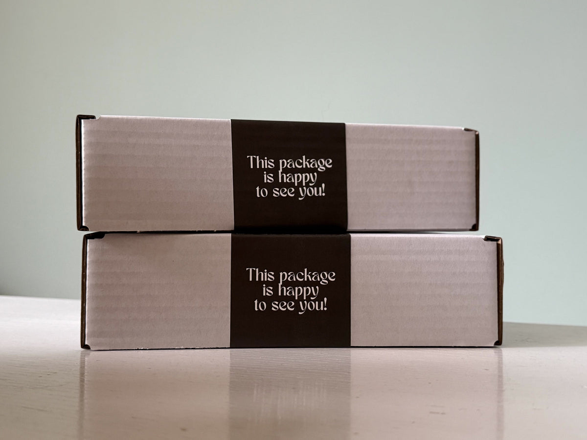 Twee verzenddoosjes van Rosie's Naturals met de sticker This package is happy to see you